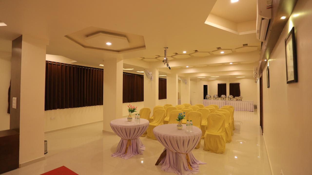 The Grand Raveta Hotel Patan  Bagian luar foto