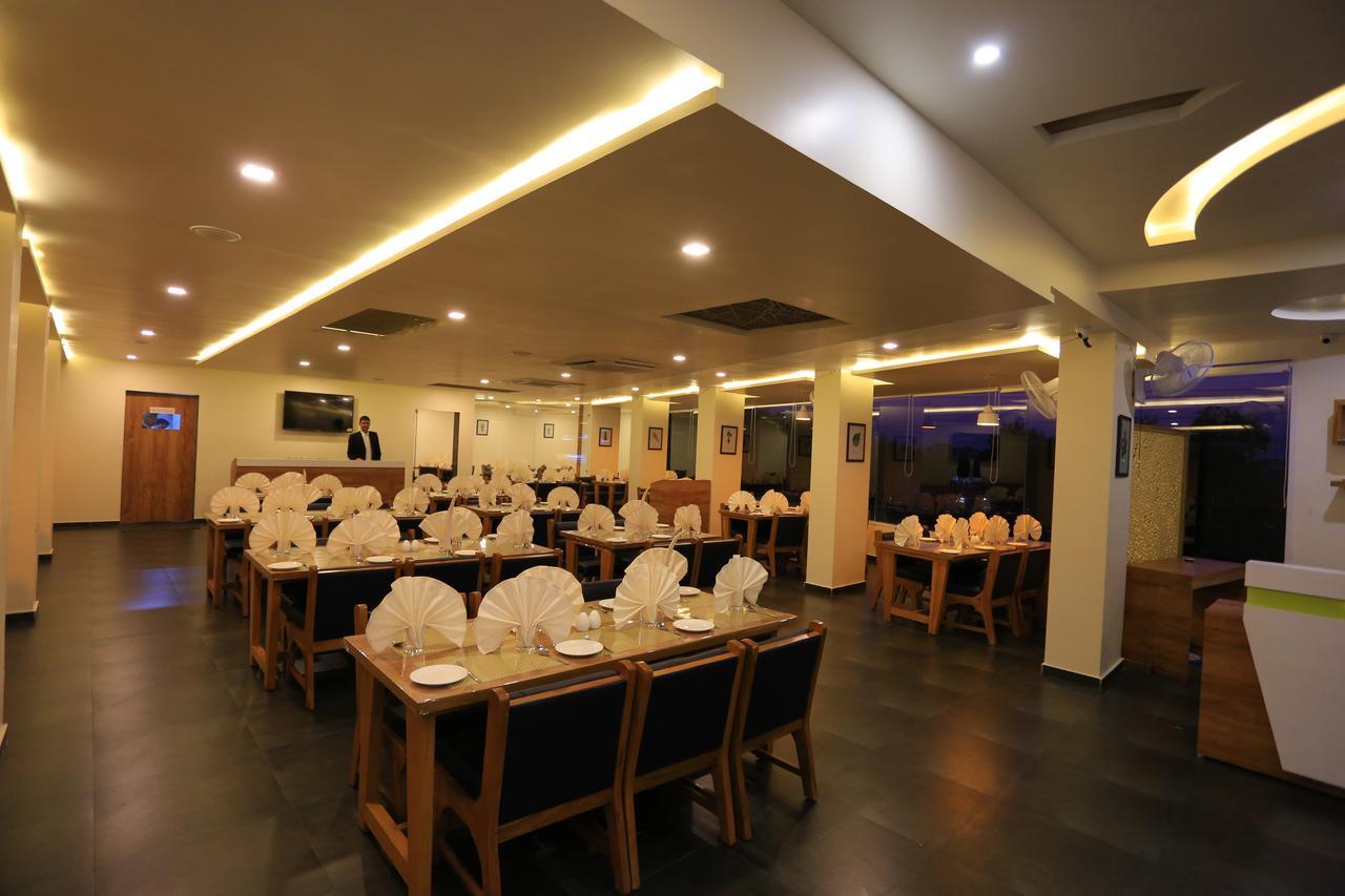 The Grand Raveta Hotel Patan  Bagian luar foto