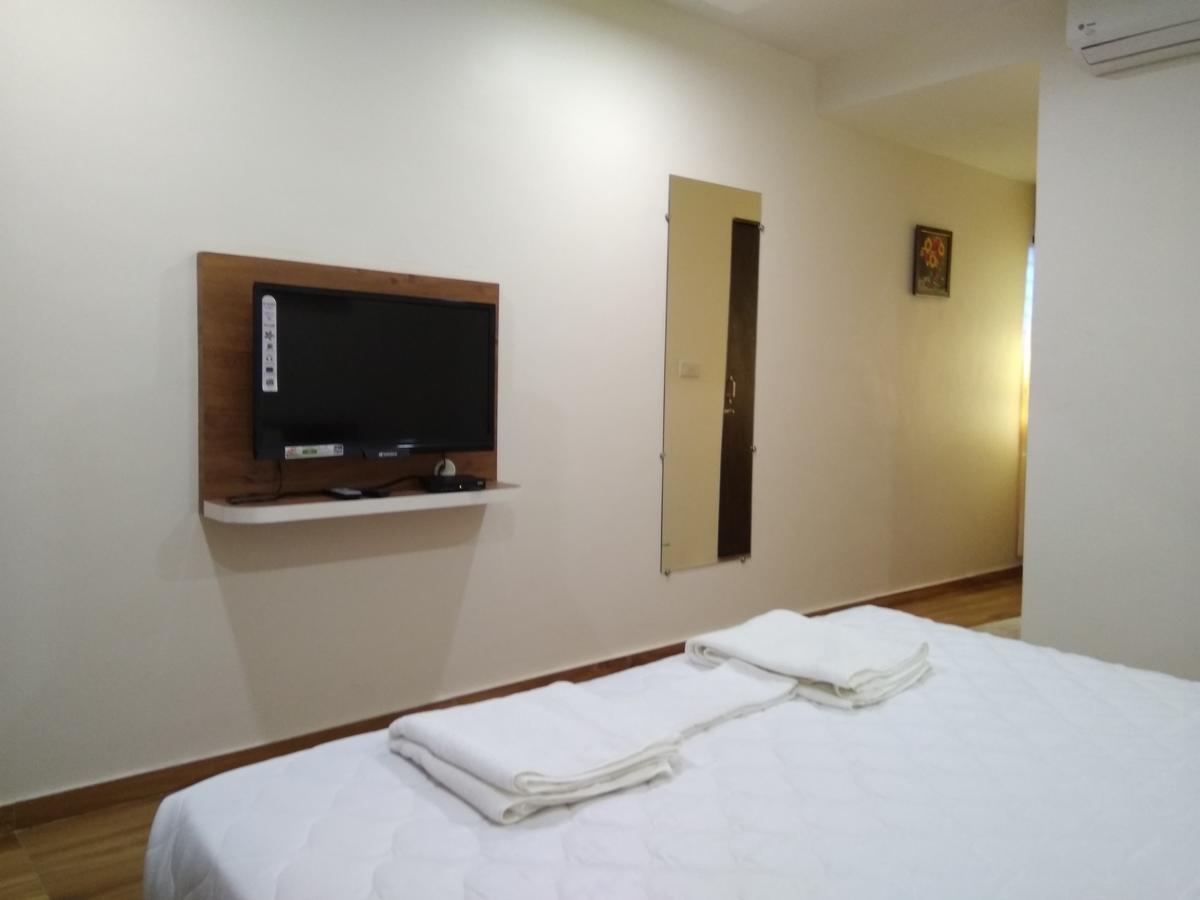 The Grand Raveta Hotel Patan  Bagian luar foto